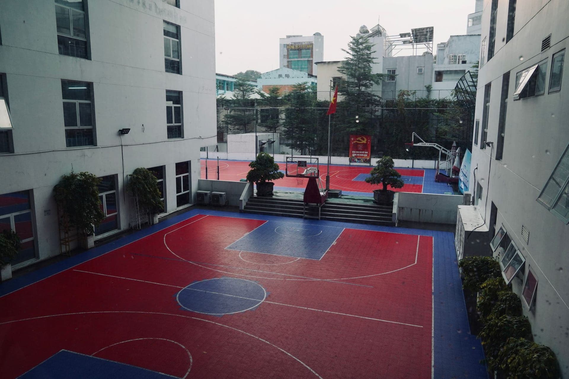 Okul Bahçesi Basketbol ve Voleybol Sahası