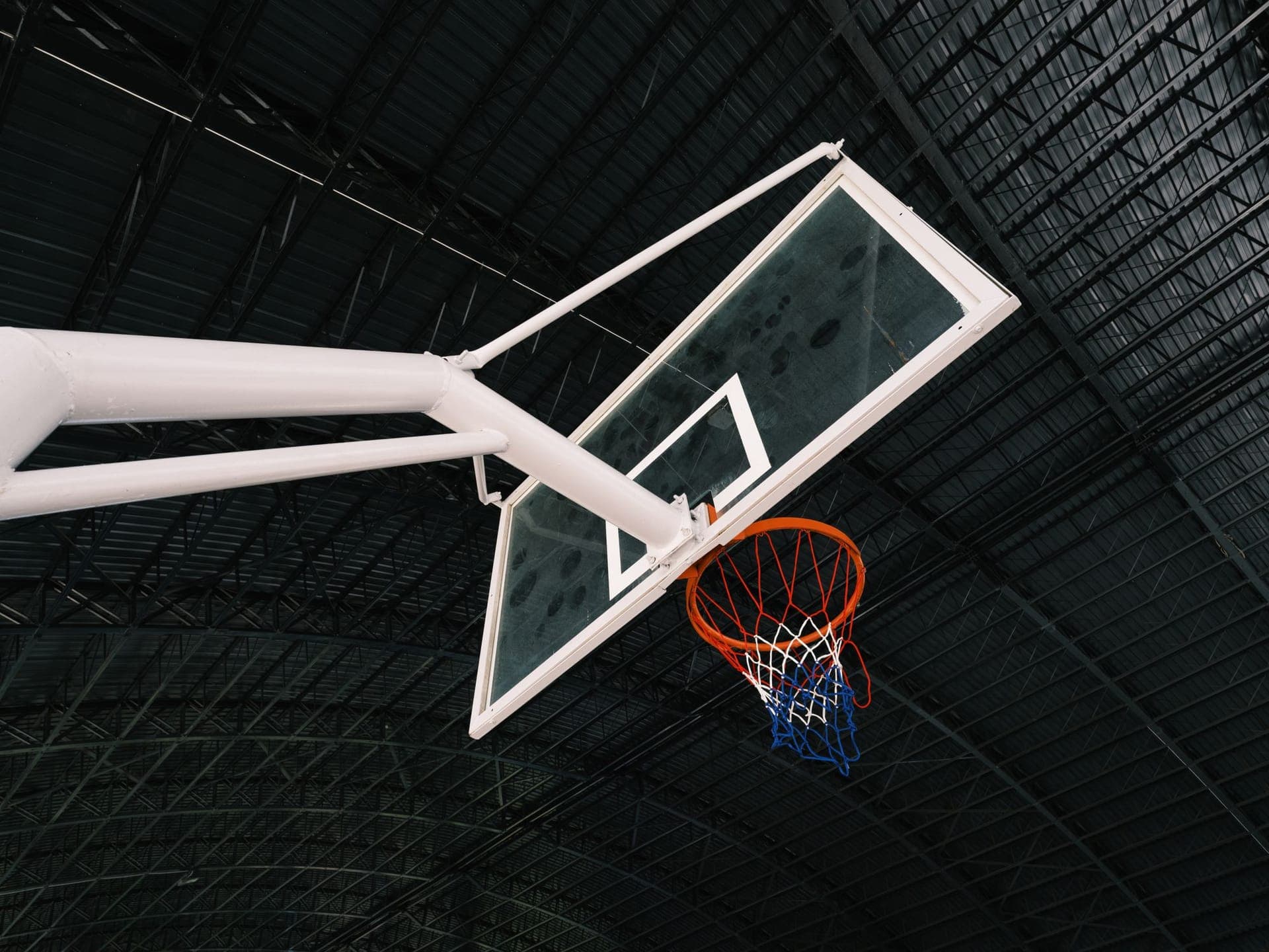 Kapalı salonda basketbol potası